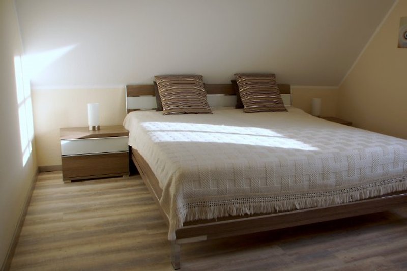 Das  Schlafzimmer: modern und chic, nicht sichtbar ein geräumiger Kleiderschrank