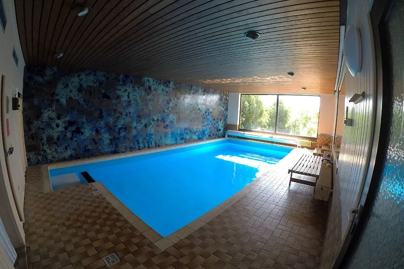 Schwimmhalle mit beheiztem Pool, Sauna+Dusche