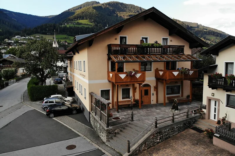 Sommerliche Hausansicht