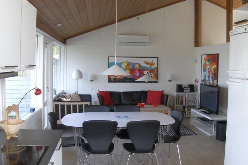 Hell und geräumiges Wohnzimmer mit Kabel-TV, Fussbodenheizung, Wärmepumpe, freies WLAN und Holzofen. Schönen Meerblick von allen Fenstern
