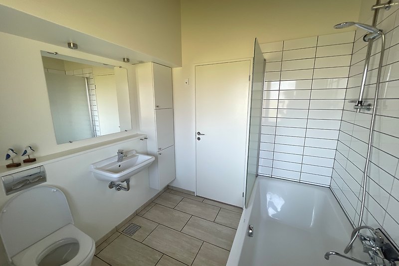 Das Badezimmer mit sowohl Dusche wie eine große und schöne Badewanne. Ausserdem bequem und schöne Fußbodenheizung