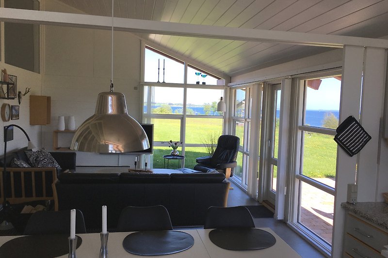 Geniessen Sie den Panoramablick von der Küche und das Wohnzimmer oder die beiden Terrassen