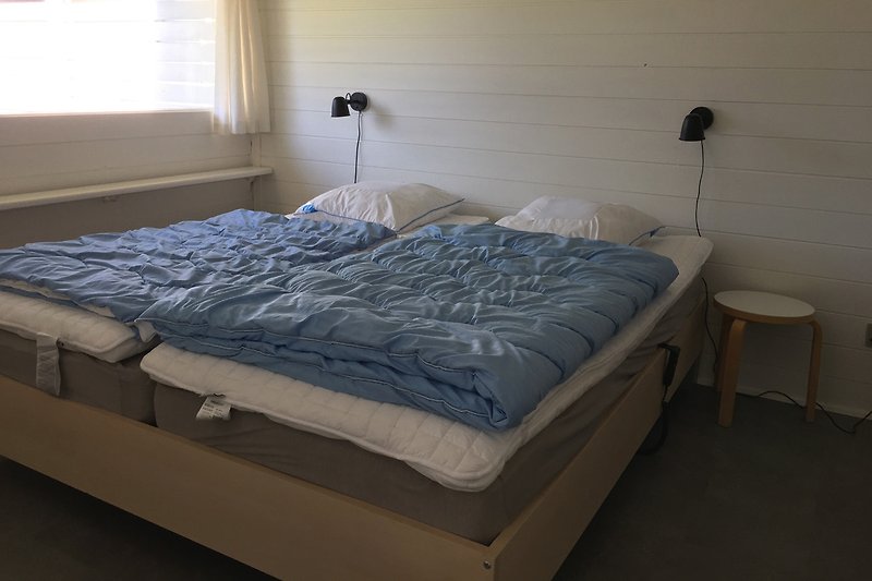 Das erste Zimmer. Mit zwei Betten und geräumige Schränke