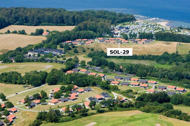 Luftfoto über die Ferienanlage. Das Ferienhaus SOL-29 hat eine sehr, sehr zentrale Platzierung