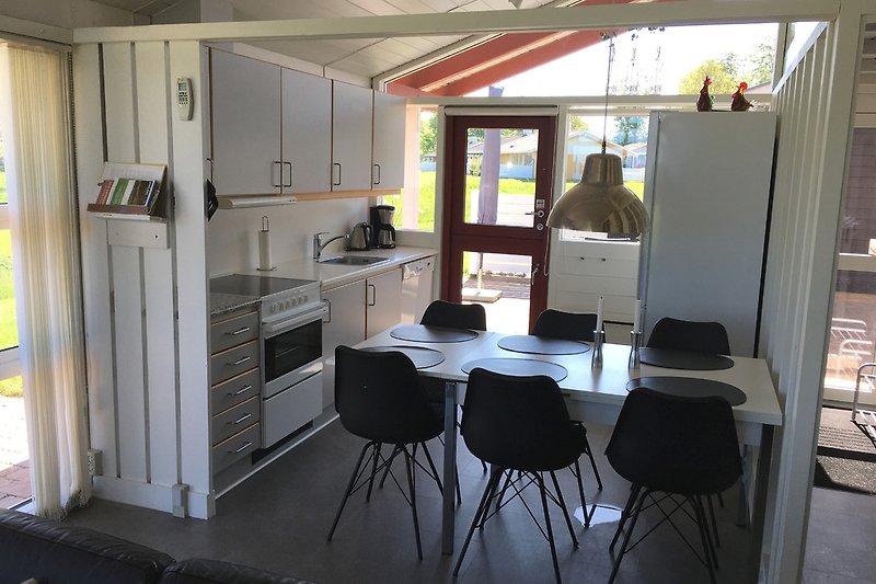 Backofen, Geschirrspüler, Kühlschrank und kleiner Gefrierschrank. Zugang zur teilweise überdachte Terrasse direkt von der Küche