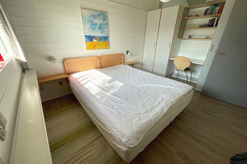 Schlafzimmer 01 mit Doppelbett und Holzboden. Mit viel Platz in den Schränken