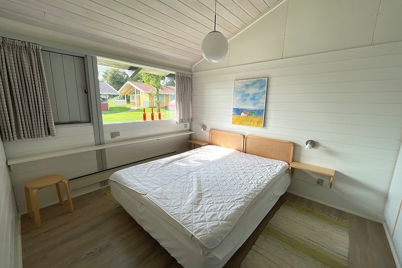 Schlafzimmer 01 mit Doppeltbett und Holzboden. Mit viel Platz in den Schränken