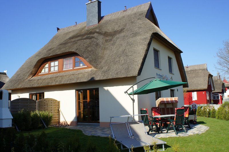 Charmantes Reetdachhaus mit Garten und gemütlicher Terrasse.