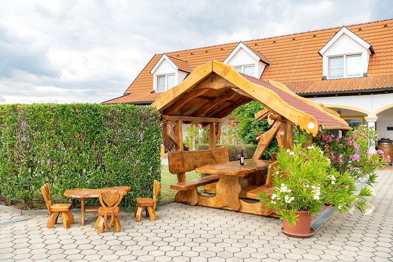 Holzpavillon im Garten