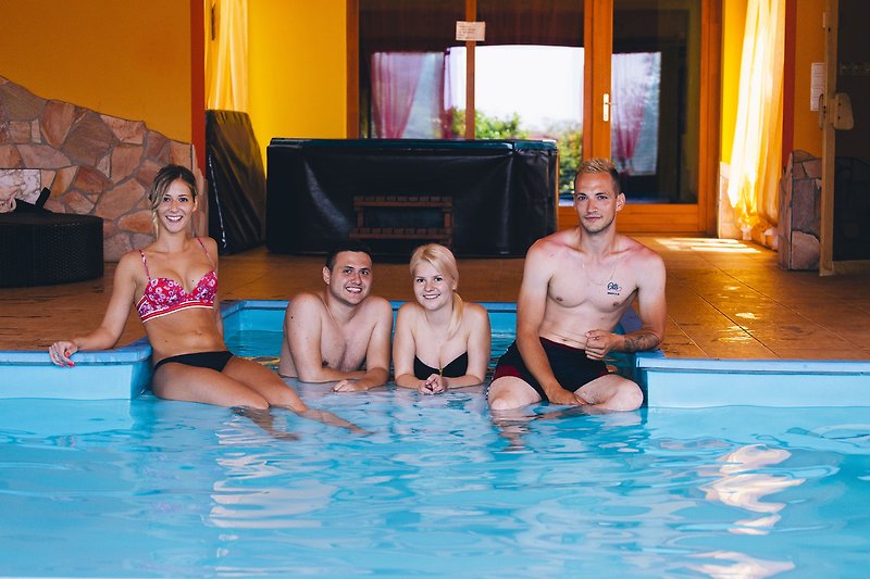 Schwimmen Sie im Pool und genießen Sie den Sommer in diesem fröhlichen Ferienhaus.