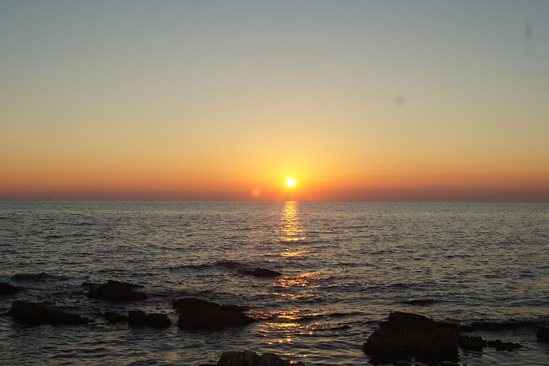 Ein atemberaubender Sonnenuntergang über dem Meer.