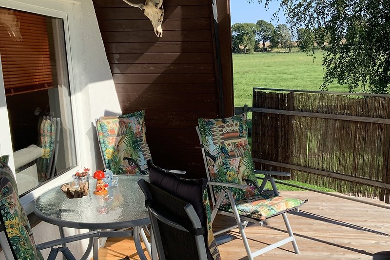 Terrasse mit Gartenmöbeln und Sichtschutz