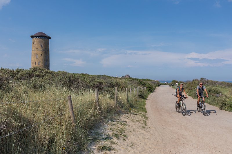 Prachtig uitzicht op fietsen, wolken en de horizon.