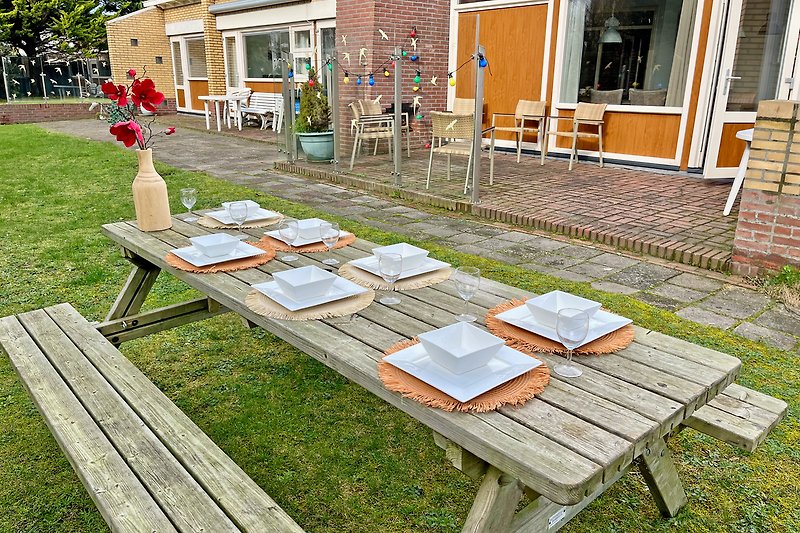 Stilvolles Haus mit grünem Garten und Picknicktisch im Beach House Wantveld Noordwijk am Meer