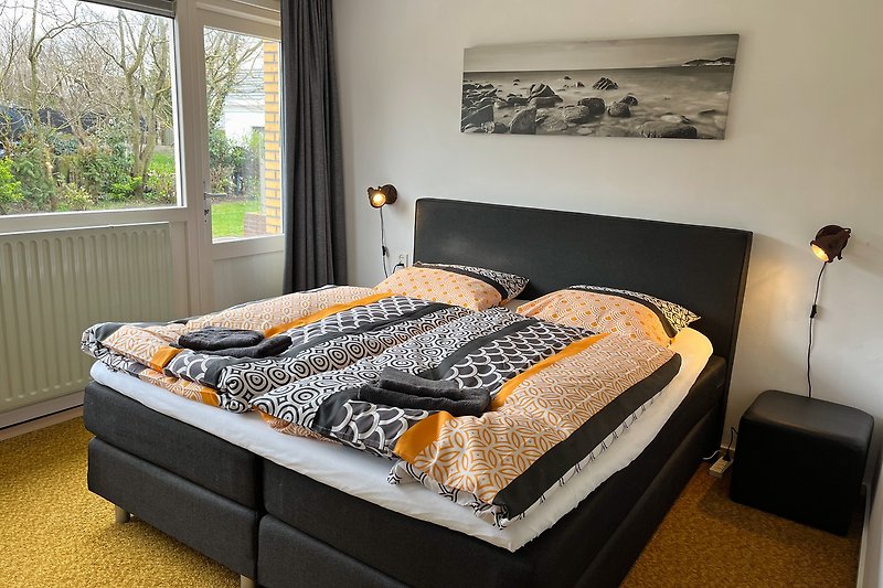 Stilvolles Schlafzimmer mit gemütlicher Einrichtung in Ferienhaus Wantveld Noordwijk aan Zee