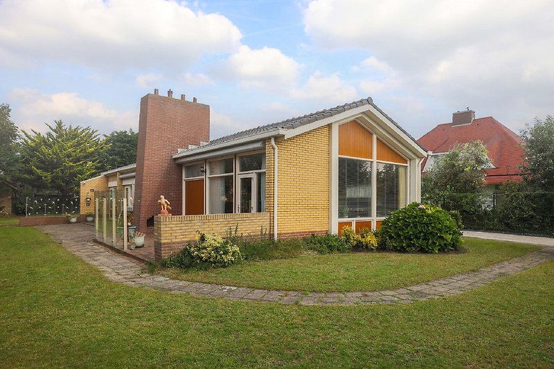 Schönes Haus mit grünem Garten, viel private Terrasse und eigenes Parkplätzen in Beach House Wantveld Noordwijk am Meer