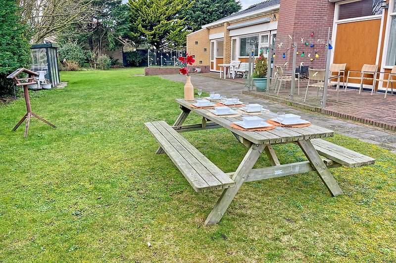 Grosser Privat Garten mit Picknicktisch, Bänken und  viele Terrasse im Ferienhaus Wantveld Noordwijk aan Zee