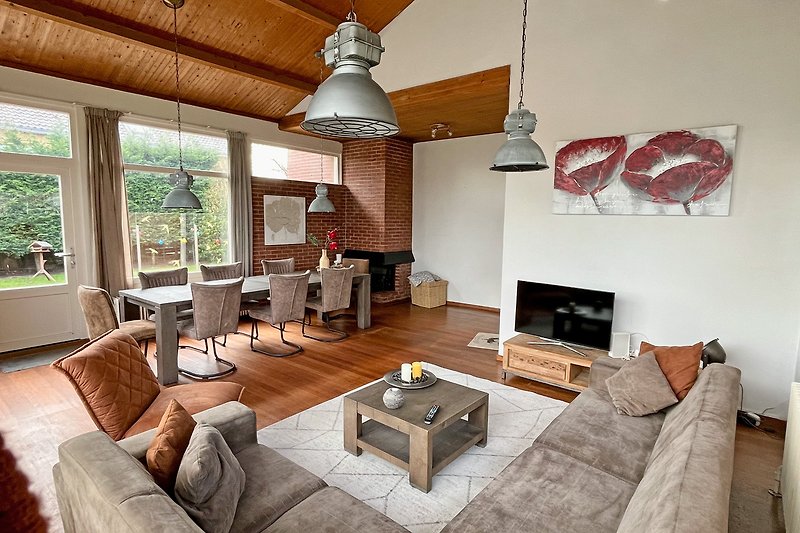 Gemütliches Wohnzimmer mit stilvoller Einrichtung und bequemer Couch  in dem Ferienhaus Wantveld Noordwijk am Meer