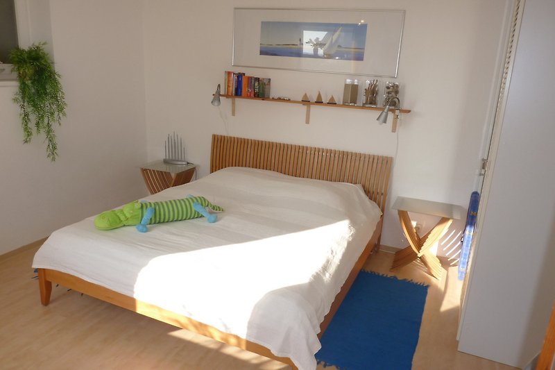Schlafzimmer mit komfortablem Bett (2 Matratzen je 90 x 200), Kleiderschrank und Kommode