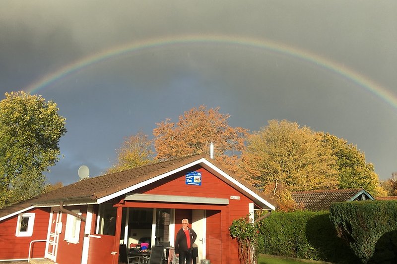 Regenbogen über dem Ferienhaus im November 2021