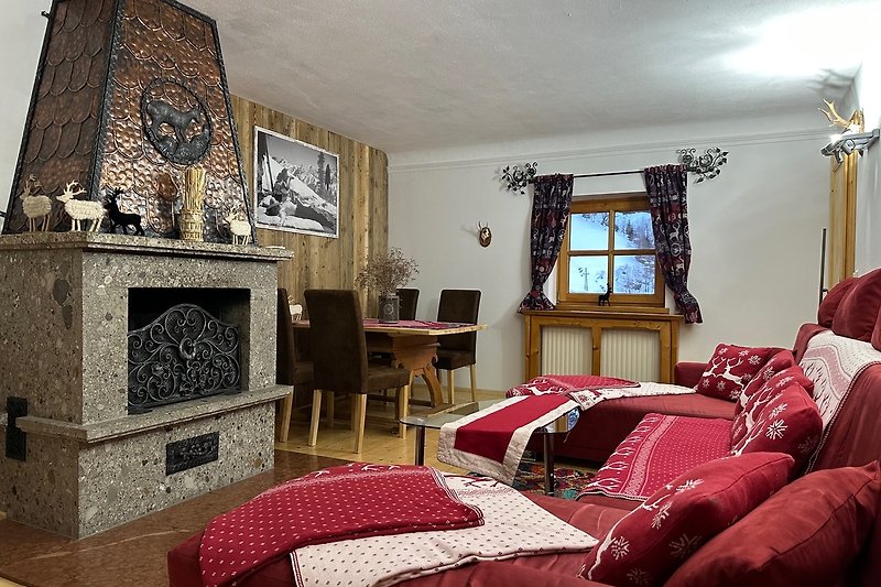 Gemütliches Wohnzimmer mit klassischer Einrichtung und Holzboden.