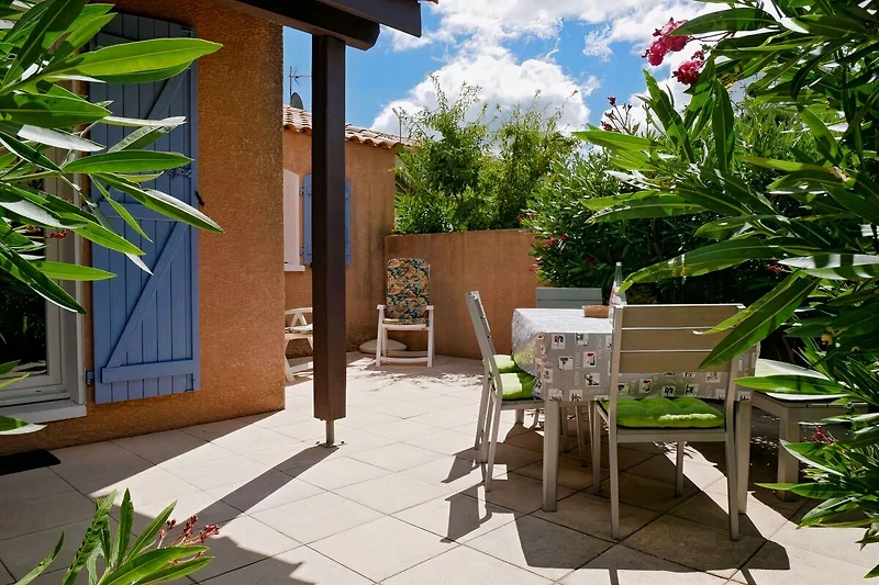 Vakantiehuis met zonneterras en mediterrane beplanting