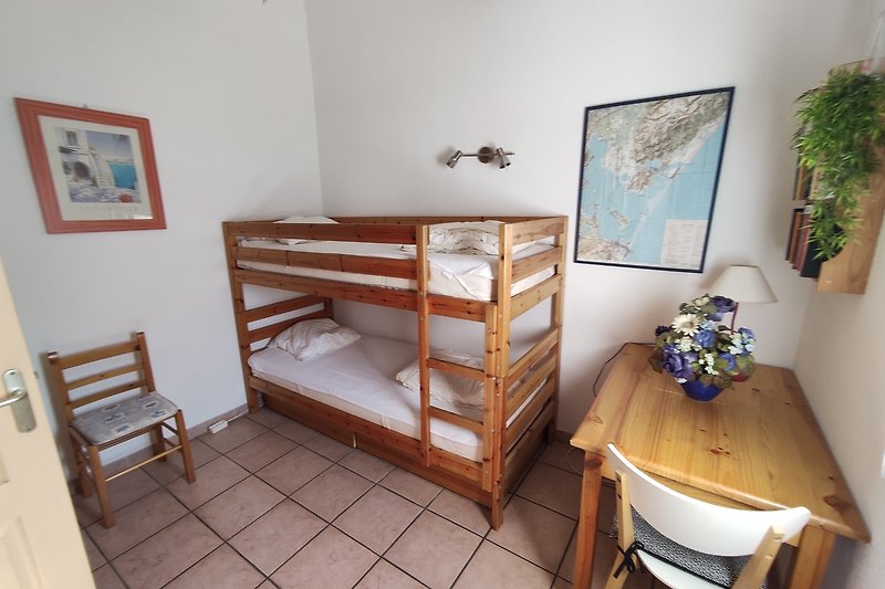 Schlafzimmer im EG mit Etagenbett (2 x 80 x 200cm)