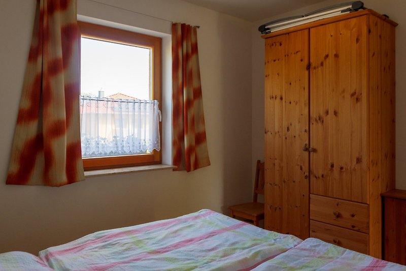 Dormitorio con cama doble (180 x 200)
