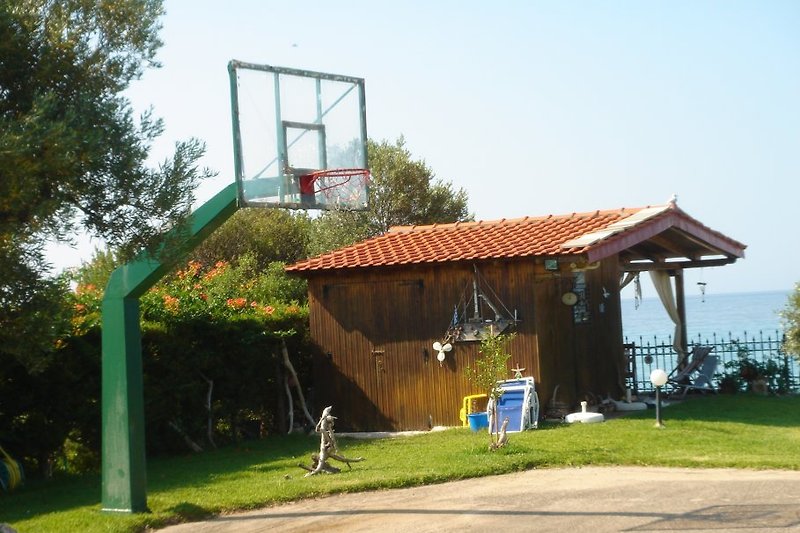 Basketballplatz mit Rilax Gartenhäuschen direkt über das Meer!