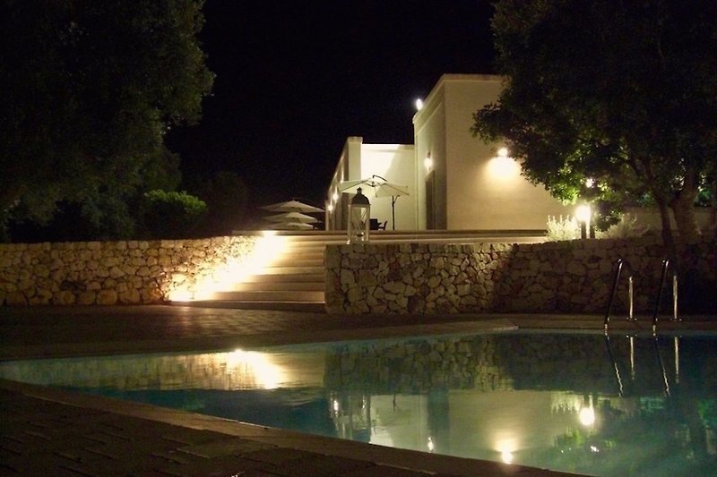 Villa Mediterranea bei Nacht
