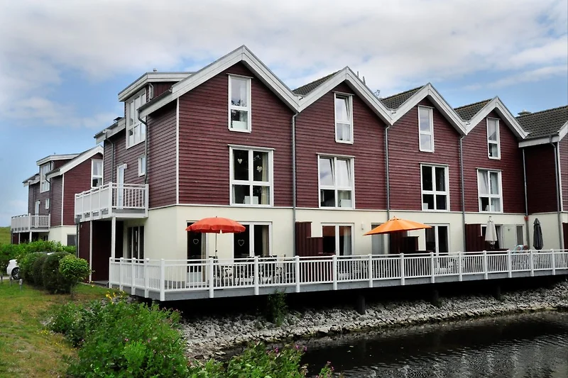 Reihenendhaus + Terasse am Wasser