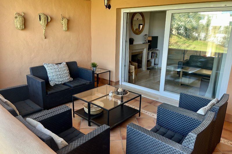 Gemütliche Terrasse  mit stilvollem Design und bequemer Couch.