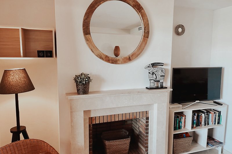 Ein stilvolles Wohnzimmer mit elegantem Holzmöbeln und schöner Beleuchtung und Smart TV