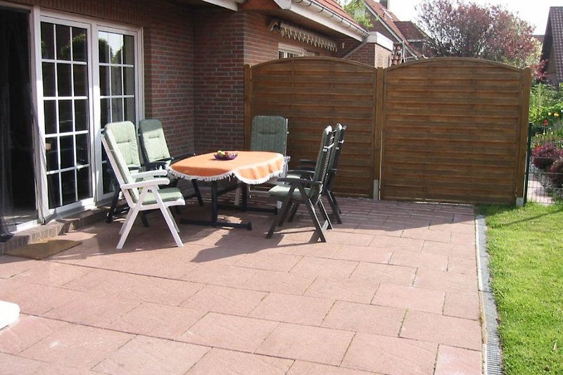 acogedora terraza con muebles de jardín y barbacoa