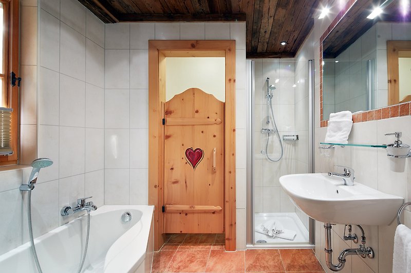 Badezimmer mit Badewanne/Dusche/WC