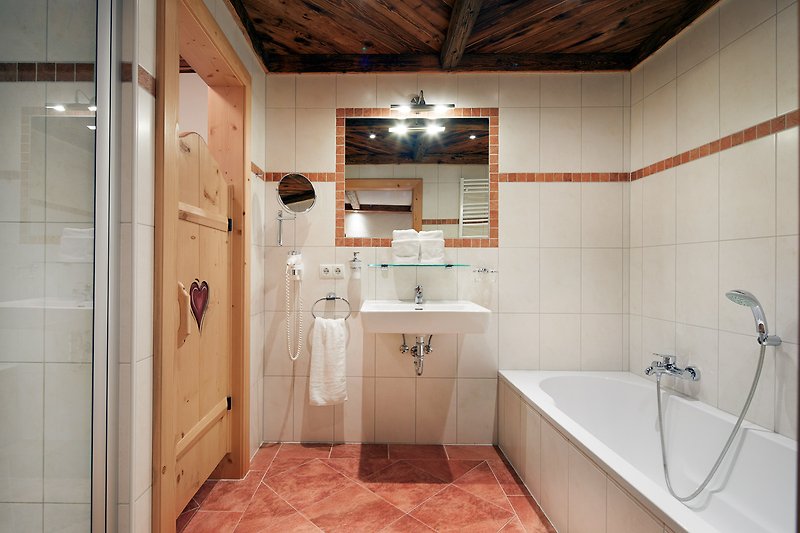 Badezimmer mit Badewanne und Dusche/WC getrennt