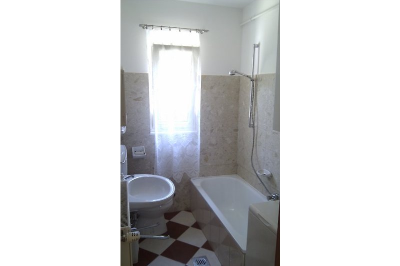 2. bathroom with bathtub and toilette