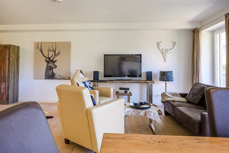 Elegantes Wohnzimmer mit Holzmöbeln und Fernseher.