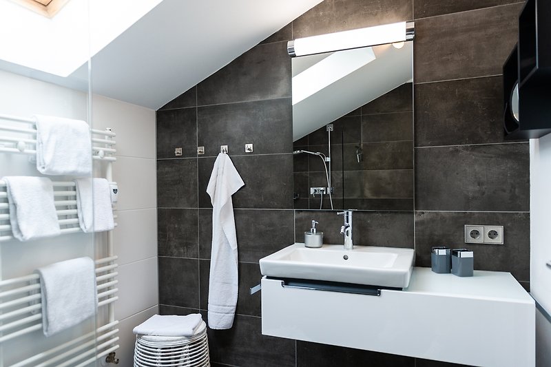 Moderne Badezimmerausstattung mit Dusche, Waschbecken & WC