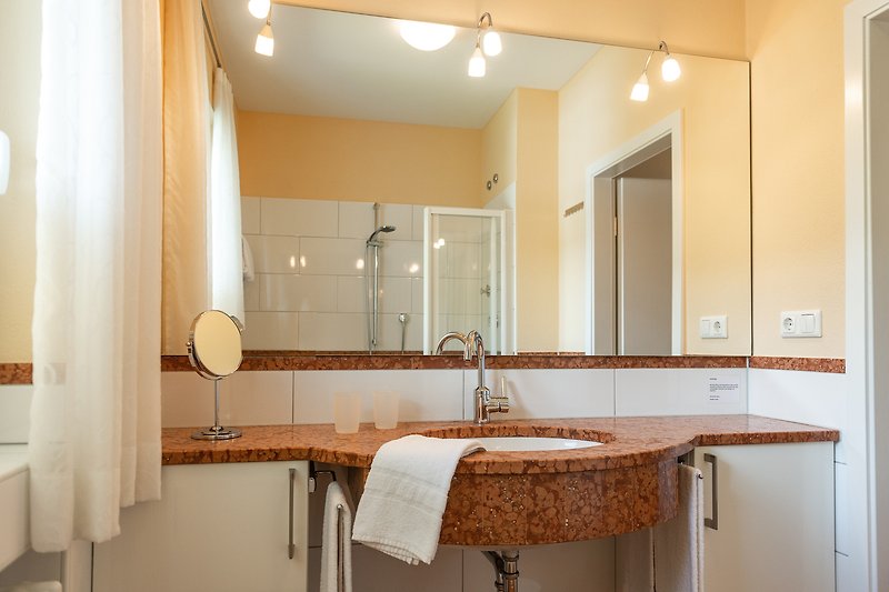 Schönes Badezimmer mit stilvollem Waschbecken und Spiegel