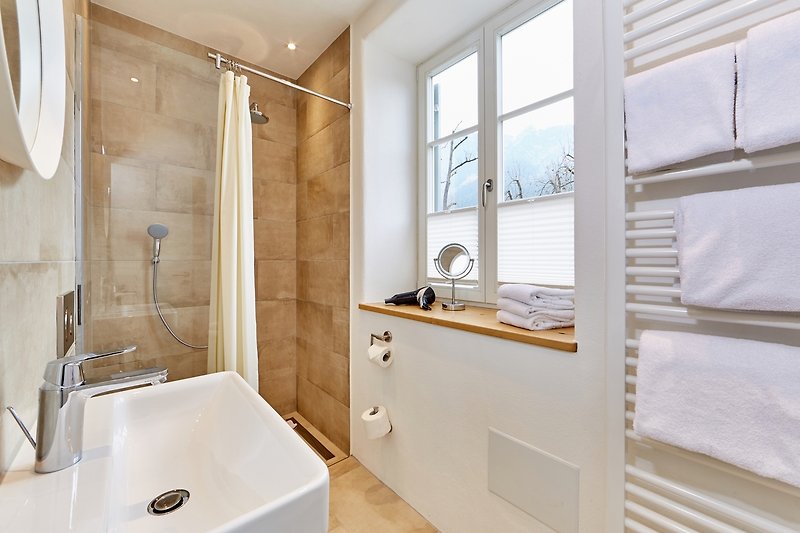 Ein modernes Badezimmer mit Spiegel, Waschbecken und WC