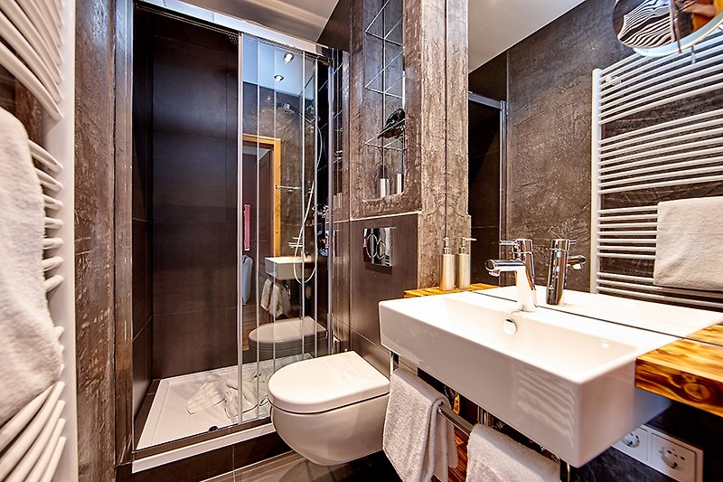 Modernes Badezimmer mit Dusche, Waschbecken & WC