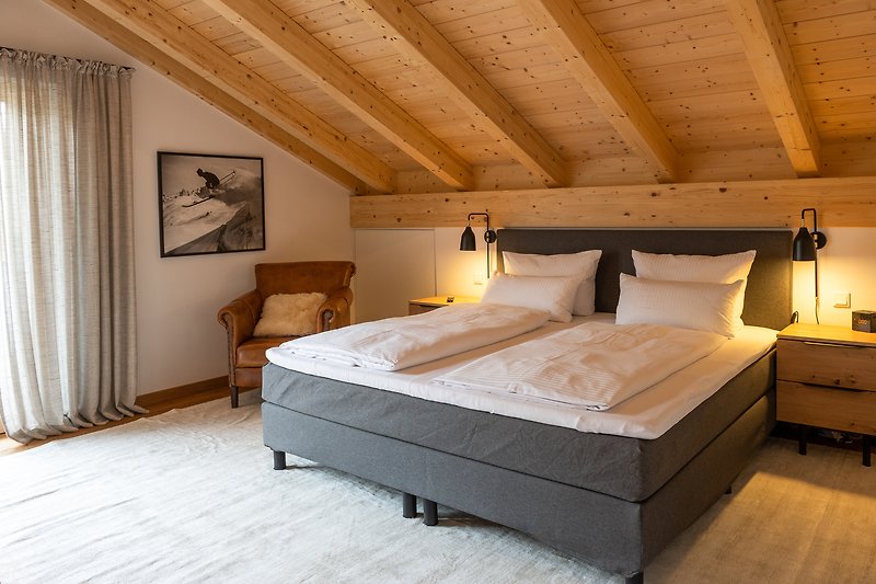 Gemütliches Schlafzimmer Doppelbett und Flatscreen-TV