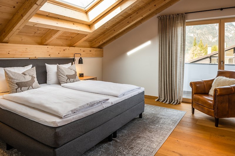 Stilvolles Schlafzimmer mit Doppelbett