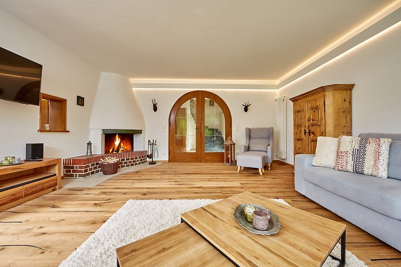 Gemütliches Wohnzimmer mit Holzmöbeln und stilvoller Beleuchtung.