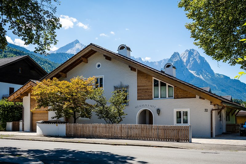 Schönes Haus mit Bergblick und grüner Umgebung.