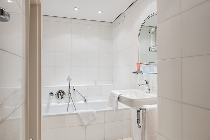 Ein stilvolles Badezimmer mit modernen Armaturen und hellem Licht.