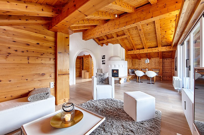 Schönes Wohnzimmer mit Holzmöbeln und stilvoller Beleuchtung.