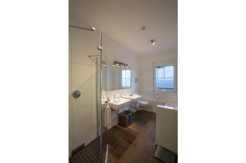 Großes Badezimmer mit Wanne, Dusche & WC