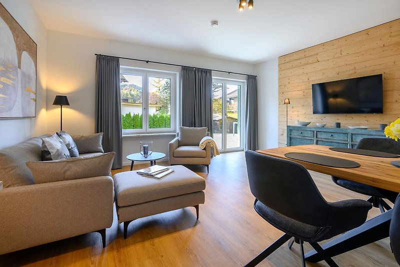 Stilvolles Wohnzimmer mit gemütlichen Möbeln und warmem Holzinterieur.